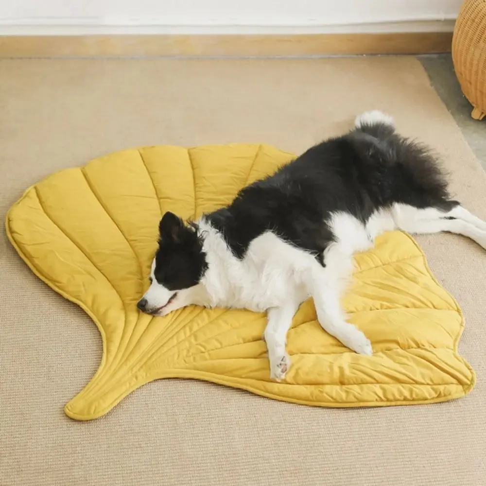 Breathable Leaf-Shaped Pet Mat - Washable and Eco-Friendly for Dogs and Cats