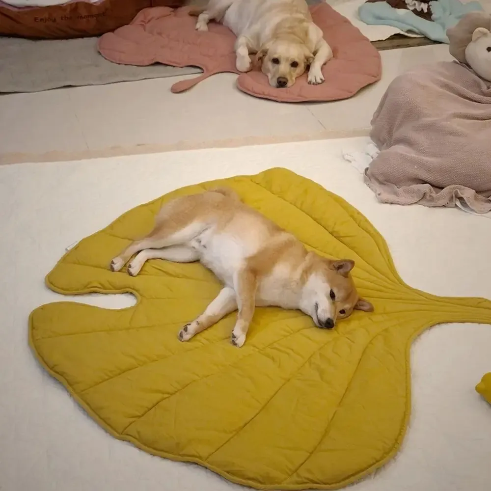 Breathable Leaf-Shaped Pet Mat - Washable and Eco-Friendly for Dogs and Cats